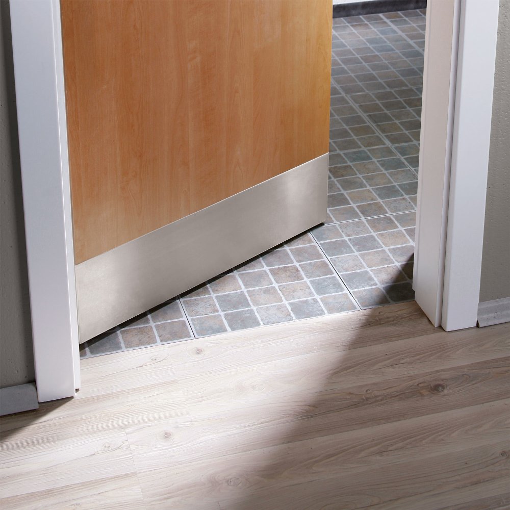 Okopový plech nerez 900 × 200 mm – širší strana dveří